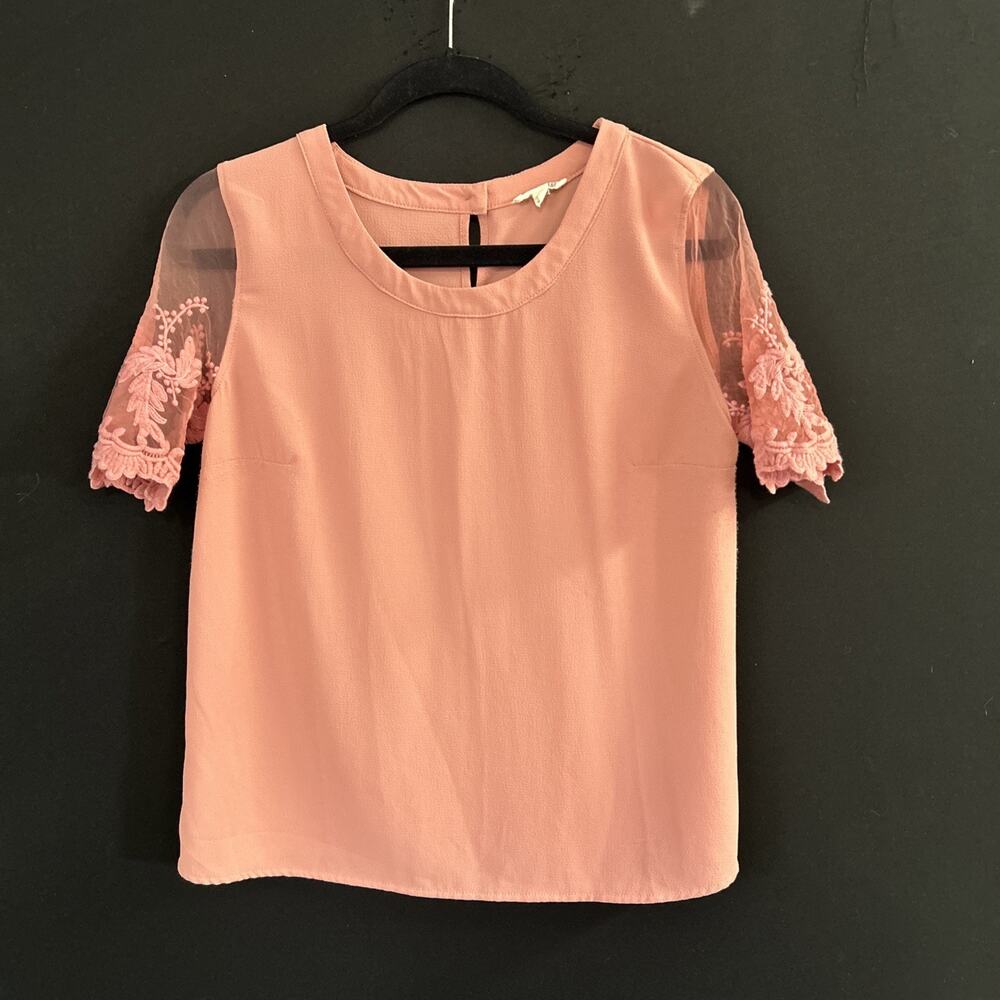 KAII Scoop necked Blouse Sz M Pink w Lace Sleeves. Polyester Spandex